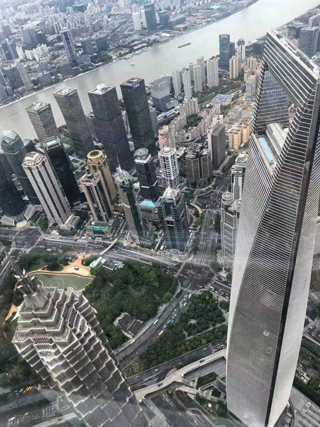 从上海中心俯瞰陆家嘴与黄浦江